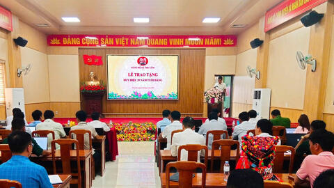 ĐẢNG ỦY XÃ THU LŨM TỔ CHỨC LỄ TRAO TẶNG HUY HIỆU ĐẢNG ĐỢT 02/9/2026