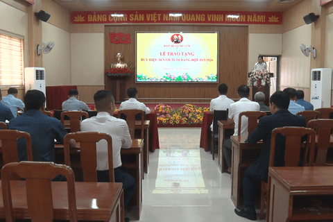 Đảng ủy xã Thu Lũm tổ chức Lễ Trao huy hiệu 30 năm tuổi Đảng cho đảng viên