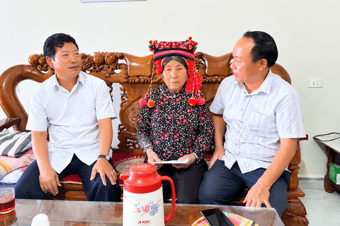 ĐỒNG CHÍ CHU LÊ CHINH – CHỦ TỊCH HỘI NGƯỜI CAO TUỔI TỈNH LAI CHÂU THĂM, TẶNG QUÀ NGƯỜI CAO TUỔI CÓ HOÀN CẢNH KHÓ KHĂN TẠI XÃ THU LŨM